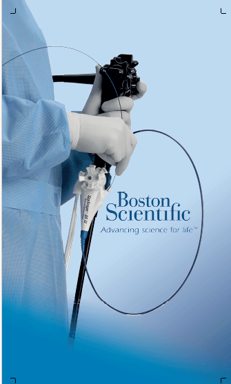 Médico sosteniendo un endoscopio utilizado en procedimientos urológicos y endoscópicos