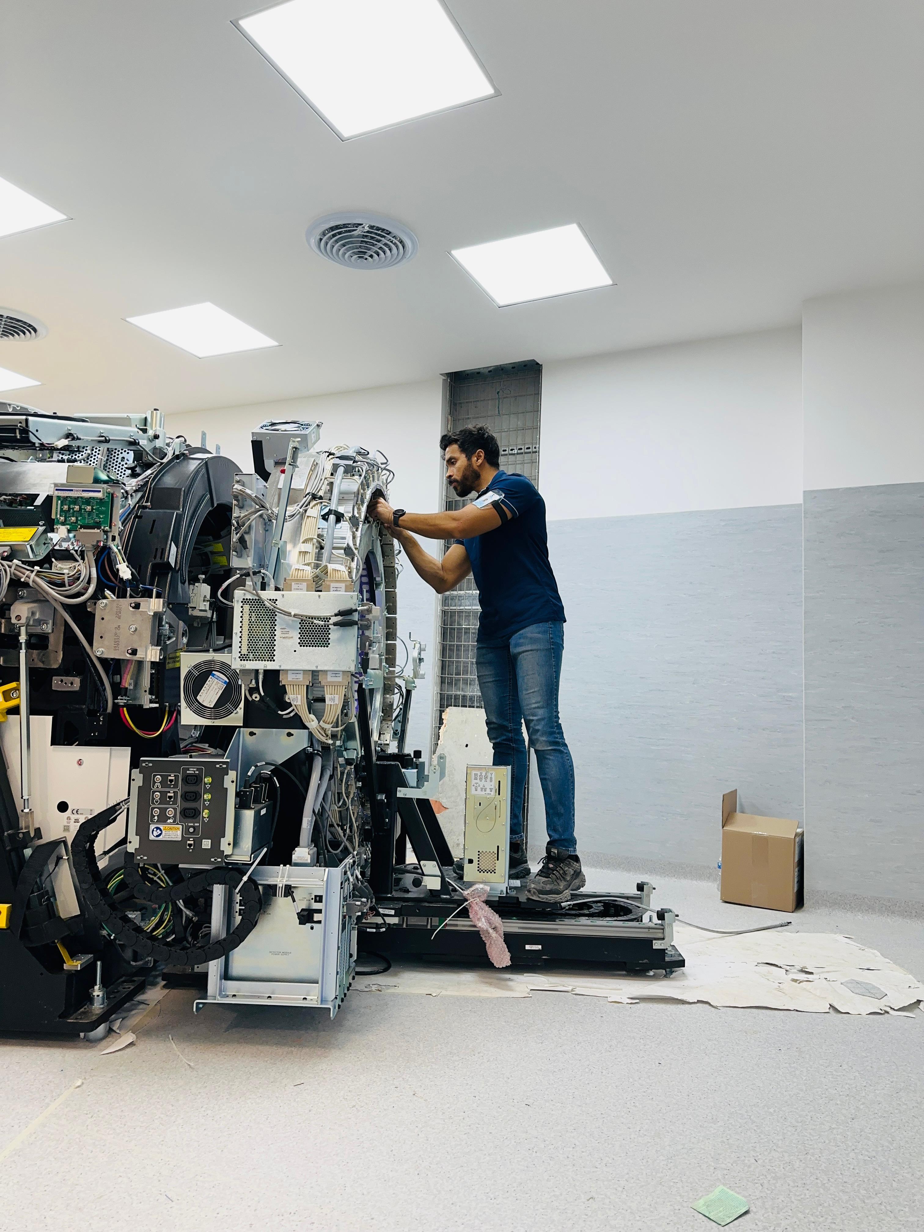 Técnico biomédico de PROMED realizando mantenimiento a equipo médico